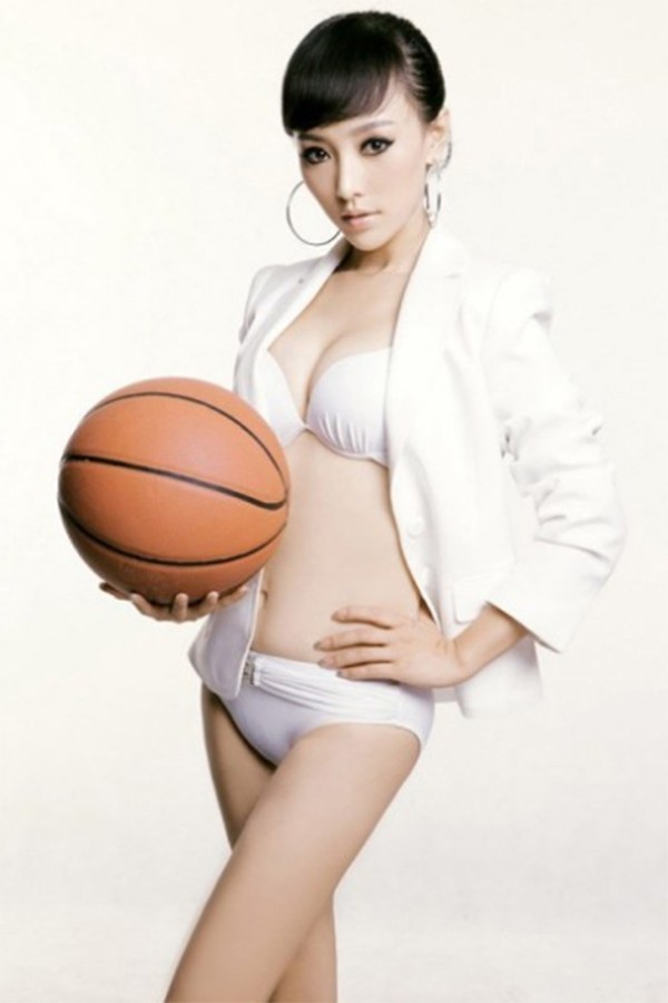 Người đẹp mê bóng rổ Han Yifei khoe nhan sắc kiều diễm trong xế hộp 3