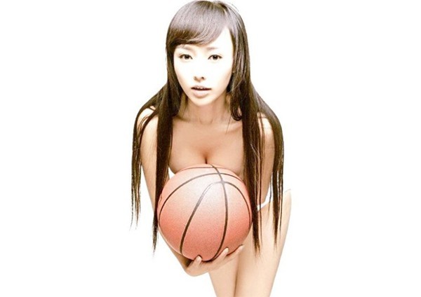 Người đẹp mê bóng rổ Han Yifei khoe nhan sắc kiều diễm trong xế hộp 4