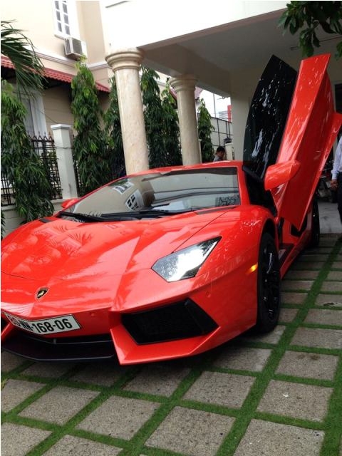 Kẻ siêu sang, người “cà tàng”: Hiệp Gà mua xe 300 triệu, Tuấn Hưng với Lamborghini Aventador 21 tỷ đồng