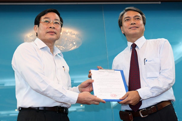 Bộ trưởng Nguyễn Bắc Son trao quyết định bổ nhiệm cho tân CEO VNPT Trần Mạnh Hùng vào ngày 6/8.