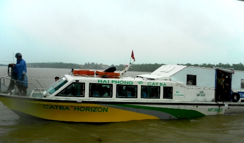 
	Tàu CatBa Horizon chở khách từ cái Viềng về Hải Phòng trong cơn bão số 2