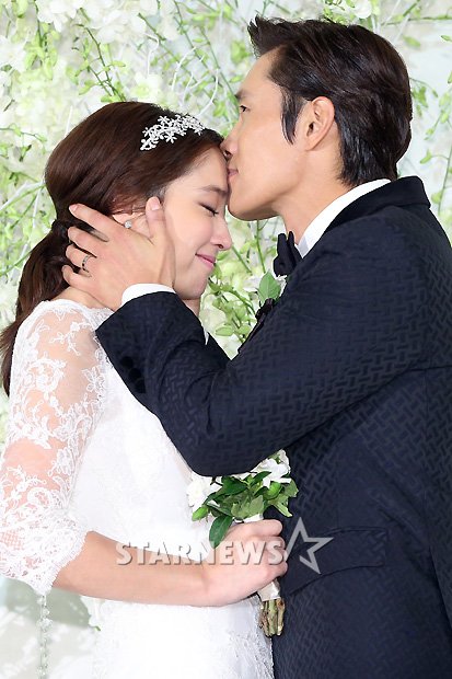 Lee Byung Hun và Lee Min Jung hạnh phúc trong đám cưới 9