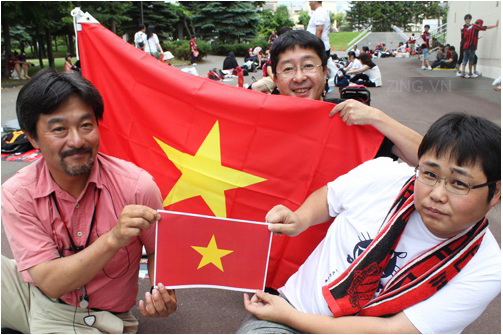 CĐV Nhật Bản dùng cờ Việt Nam cổ vũ Công Vinh 2