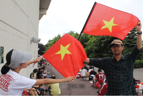 CĐV Nhật Bản dùng cờ Việt Nam cổ vũ Công Vinh 4