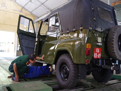 Thăm nơi sửa chữa xe chuyển quân và vũ khí của Việt Nam