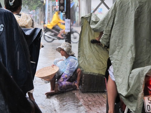 TP HCM: Hành xác trẻ em dưới trời mưa!