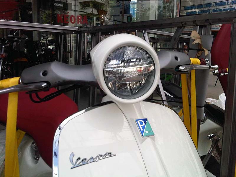 Khui hộp hai chiếc Vespa 946 màu trắng ở Sài Gòn