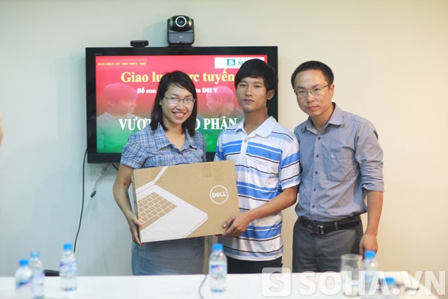 	Đại diện của FPT Shop phối hợp cùng Dell tặng quà cho thủ khoa ĐH Y Nguyễn Hữu Tiến