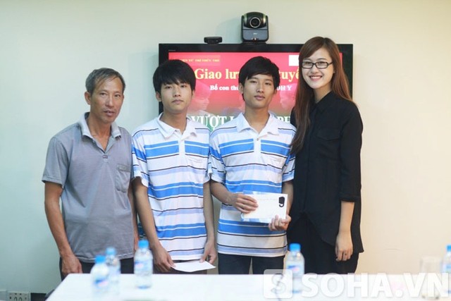 	Hot girl Hà Lade trao quà cho Nguyễn Hữu Tiến và em trai Nguyễn Hữu Tiền