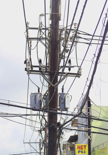 Những cột điện gỗ nguy hiểm chết người ở Sài Gòn