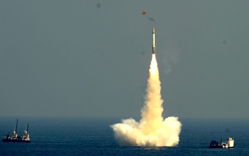 Tên lửa bí mật SLBM K-4 sẽ có tầm bắn lên tới 3.500km. Ảnh tên lửa K-15 khai hỏa từ dưới nước.