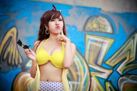 Hot girl Mai Thỏ lại táo bạo với bikini và xế khủng