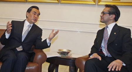 Ngoại trưởng Trung Quốc Vương Nghị và người đồng cấp Indonesia Marty Natalegawa. Ảnh: gazette