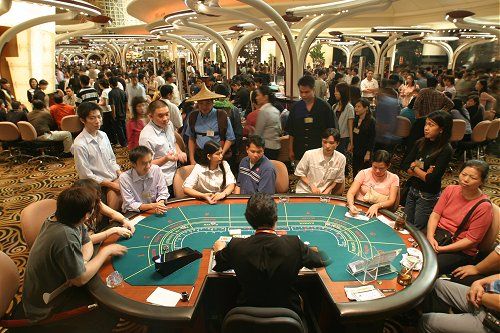 
	Hiện nay có rất nhiều người Việt Nam sang Campuchia, Singapore... đánh bạc.
