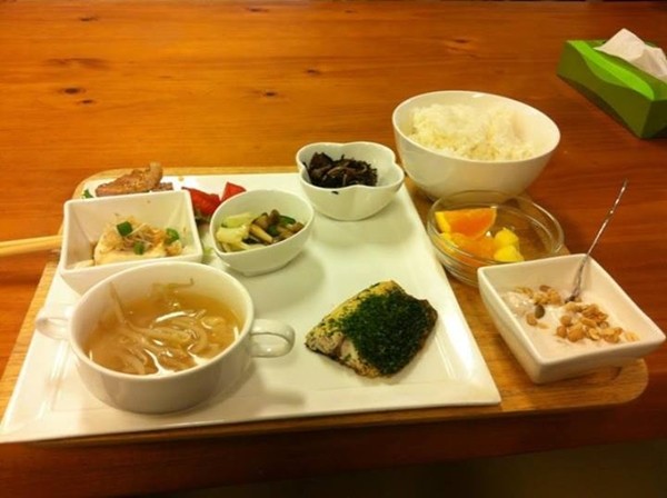 Công Vinh khoe bữa trưa đạm bạc tại Nhật 1
