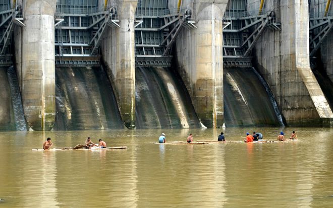 	Hiện nay, đập thuỷ điện Khe Bố (xã Tam Quang, Tương Dương, Nghệ An), đang ngăn nước để phát thử tổ máy số 1. Về cơ bản, công trình đã hoàn thành, những thanh thép, tấm sắt phục vụ cho việc xây đập nay không sử dụng nữa được những người thợ thi công bỏ lại nơi chân đập, tạo cho nhiều người dân bản nơi đây một nghề mới, nghề “câu sắt”.