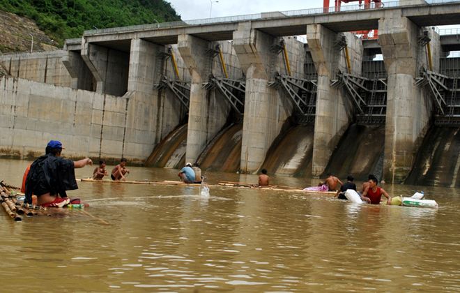 	Những ngày này, ghé thăm đập thủy điện Khe Bó sẽ bắt gặp hình ảnh hàng	chục người dân đang ngâm mình dưới dòng sông cạnh chân đập để hành nghề	