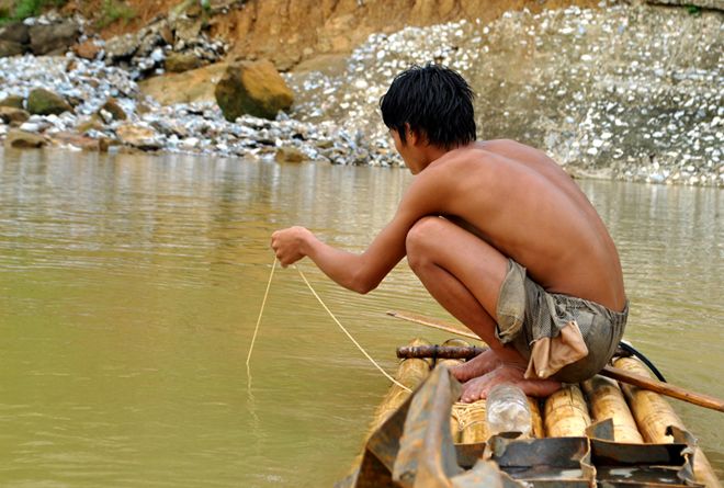 	Những người thợ câu sắt ở đây cho biết, trung bình mỗi ngày họ kiếm được vài trăm ngàn. Nhiều khi cũng tùy vào may mắn, cũng có ngày ngâm mình cả buổi dưới lòng sông nhưng chỉ được mấy thanh sắt.