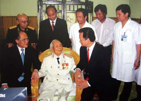 Thủ tướng Nguyễn Tấn Dũng thăm Đại tướng năm 2008.