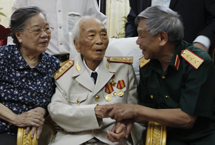 	Nguyên Tổng bí thư Lê Khả Phiêu tới chúc mừng sinh nhật lần thứ 99 của Đại tướng Võ Nguyên Giáp