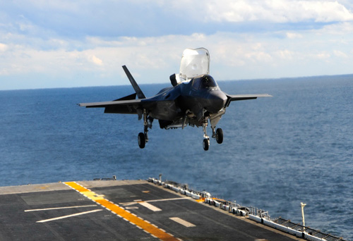 Máy bay F-35 có thể mang họa vì linh kiện dỏm - Ảnh: U.S Navy