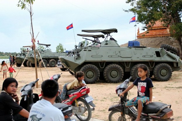 Xe bọc thép xuất hiện ở ngoại ô Phnom Penh trong bối cảnh cuộc bầu cử vẫn chưa có kết quả ngã ngũ