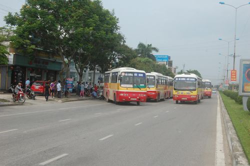 
	Dàn xe buýt chặn đường xe của đối thủ gây tắc đường.