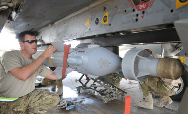 Bom Paveway IV được lắp đặt trên máy bay Tornado GR4 của Anh