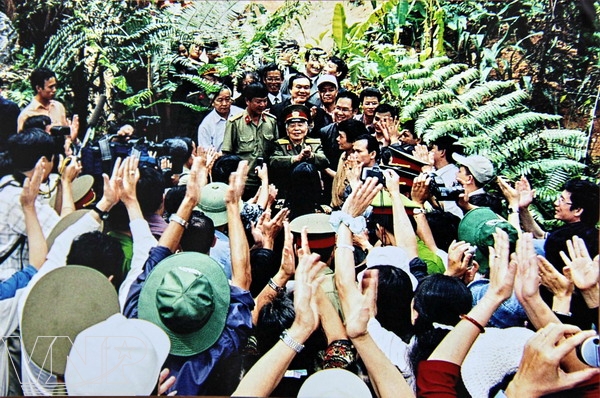 	Nhân dân Mường Phăng (tỉnh Điện Biên) nhiệt liệt đón chào Đại tướng Võ Nguyên Giáp về thăm (18/4/2004)