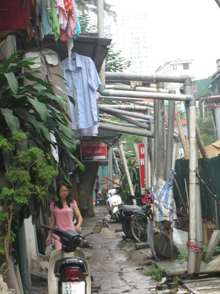 Hà Nội: Kinh hoàng khu tập thể xả phân người ra đường