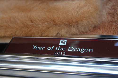 	Dòng chữ Year of the Dragon 2012 có thể phát sáng bằng đèn LED trên ngưỡng cửa.