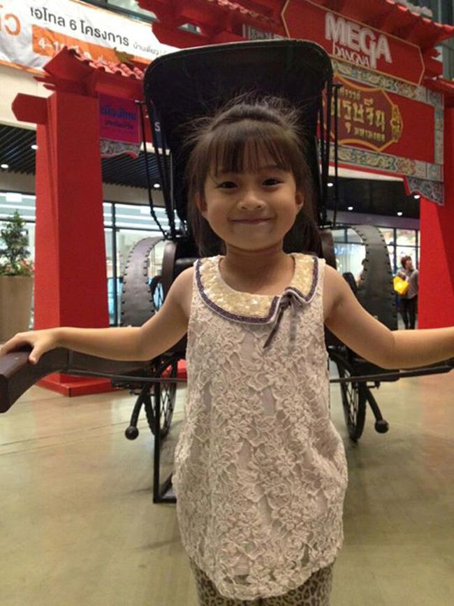 Fan Việt "sốt xình xịch" trước thiên thần nhí Thái Lan siêu cute