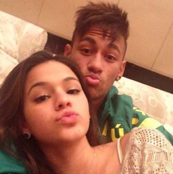 Neymar bán khỏa thân, thể hiện tình yêu với bạn gái 8