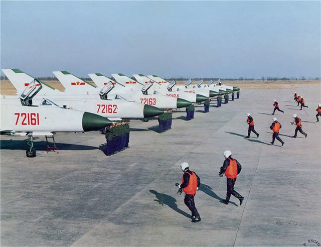 Máy bay ném bom chiến thuật chủ lực JH-7 của không quân và không quân hải quân Trung Quốc
