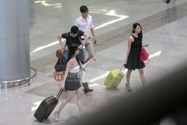 Ngọc Trinh diện váy "mát mẻ" ở sân bay khi về nước 5