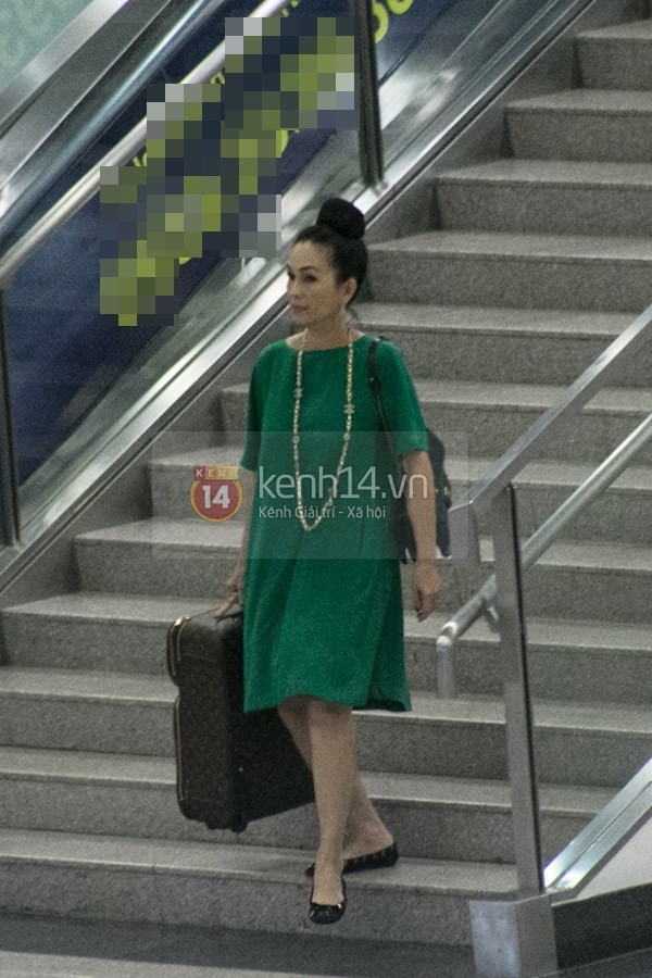 Ngọc Trinh diện váy "mát mẻ" ở sân bay khi về nước 8