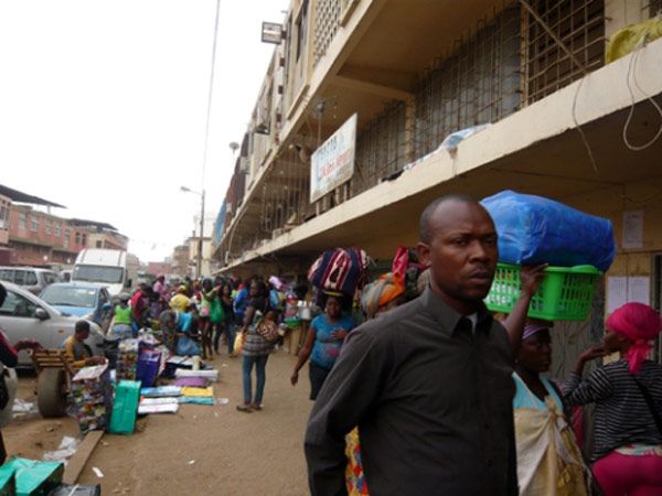 Hình ảnh 'chợ Đồng Xuân' ở Angola