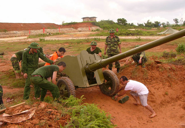 Đẩy khẩu pháo nặng hàng tấn vào trận địa, phải hết sức cẩn thận, chỉ một sơ suất nhỏ sẽ rất dễ mất an toàn.