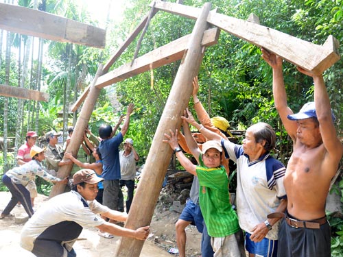 "Người rừng" hớn hở xây dựng nhà mới