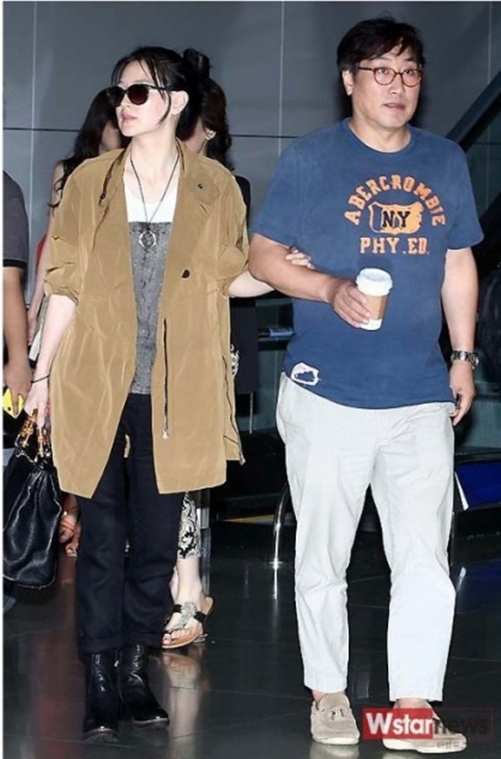 Vợ chồng Lee Young Ae tình cảm tại sân bay 6