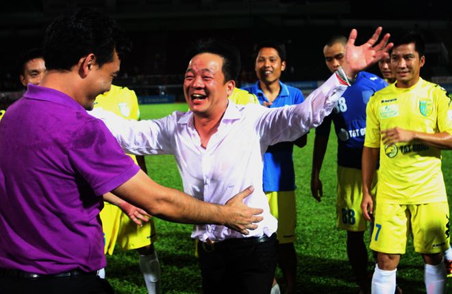 Cầu thủ Hà Nội T&T nhảy theo nhạc sàn ăn mừng vô địch 6