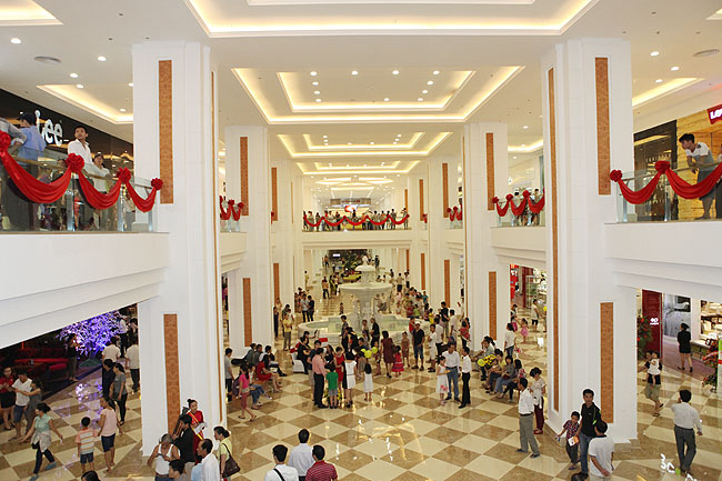 Mặt bằng bán lẻ: Kinh ngạc Royal City Mega Mall