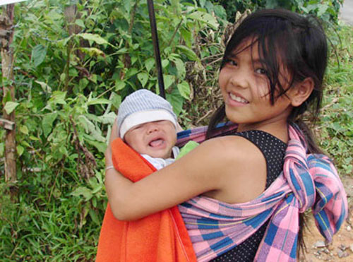 	Một bà mẹ có con nhỏ ở tỉnh Kon Tum. Ảnh: QĐND