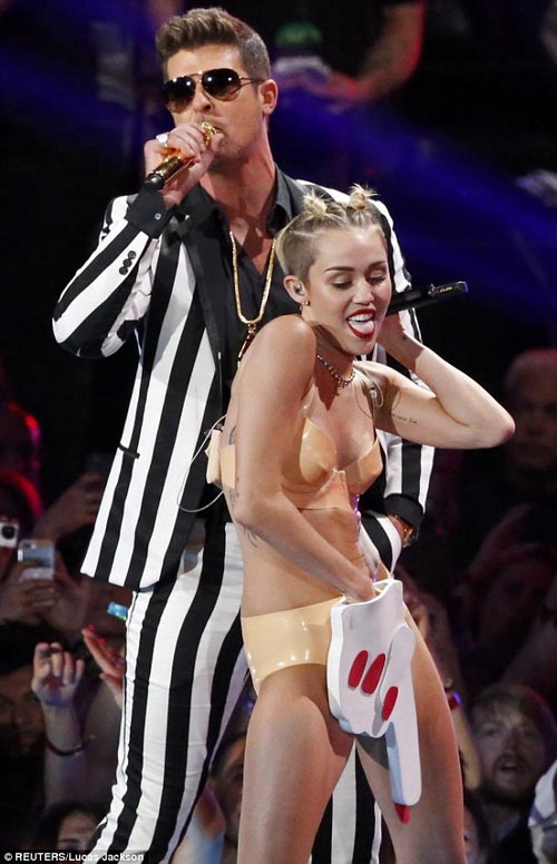 Ngột thở với màn nổi loạn của Miley Cyrus tại MTV VMA 2013