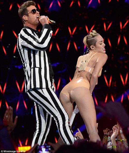 Ngột thở với màn nổi loạn của Miley Cyrus tại MTV VMA 2013