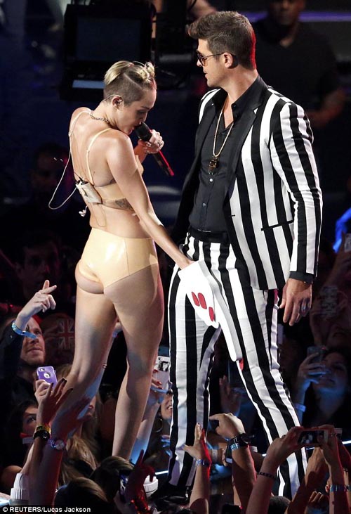 Ngột thở với màn nổi loạn của Miley Cyrus tại MTV VMA 2013