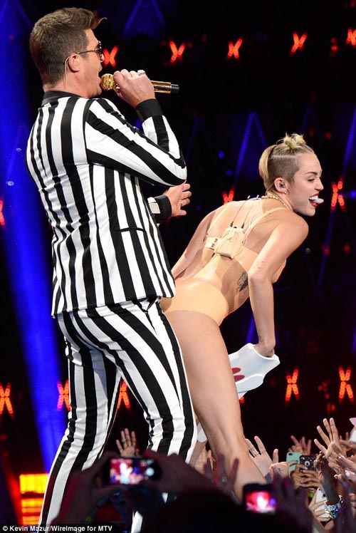 Ngột thở với màn nổi loạn của Miley Cyrus tại MTV VMA 2013