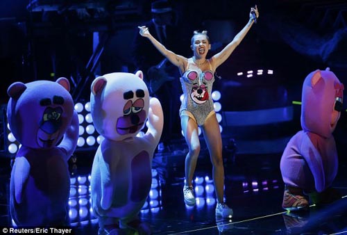 Ngột thở với màn nổi loạn của Miley Cyrus tại MTV VMA 2013