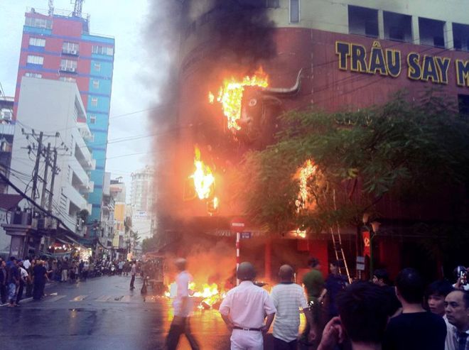 Quán bar ở phố Tây bùng cháy, khách uống bia tháo chạy 