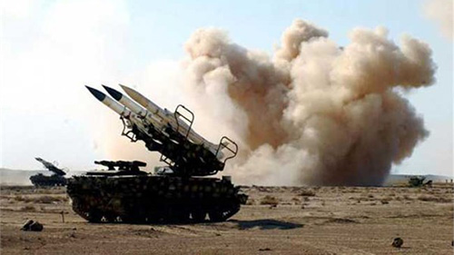 Một tên lửa Syria được phóng từ bệ phóng di động trong cuộc tập trận phòng không hôm 9/7. 